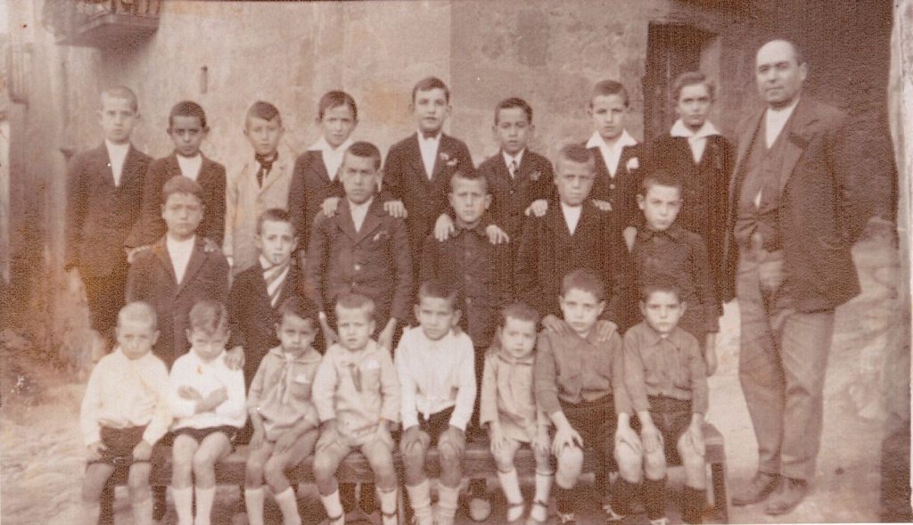 Aquell 1925 (data aprox.) 22 nens anaven a l'escola que hi havia al carrer del Forn, ara carrer Màrtirs. Al fons, casa Barrull i el carrer Nou.