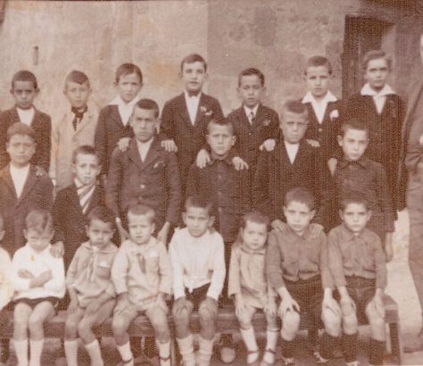 Aquell 1925 (data aprox.) 22 nens anaven a l'escola que hi havia al carrer del Forn, ara carrer Màrtirs. Al fons, casa Barrull i el carrer Nou.
