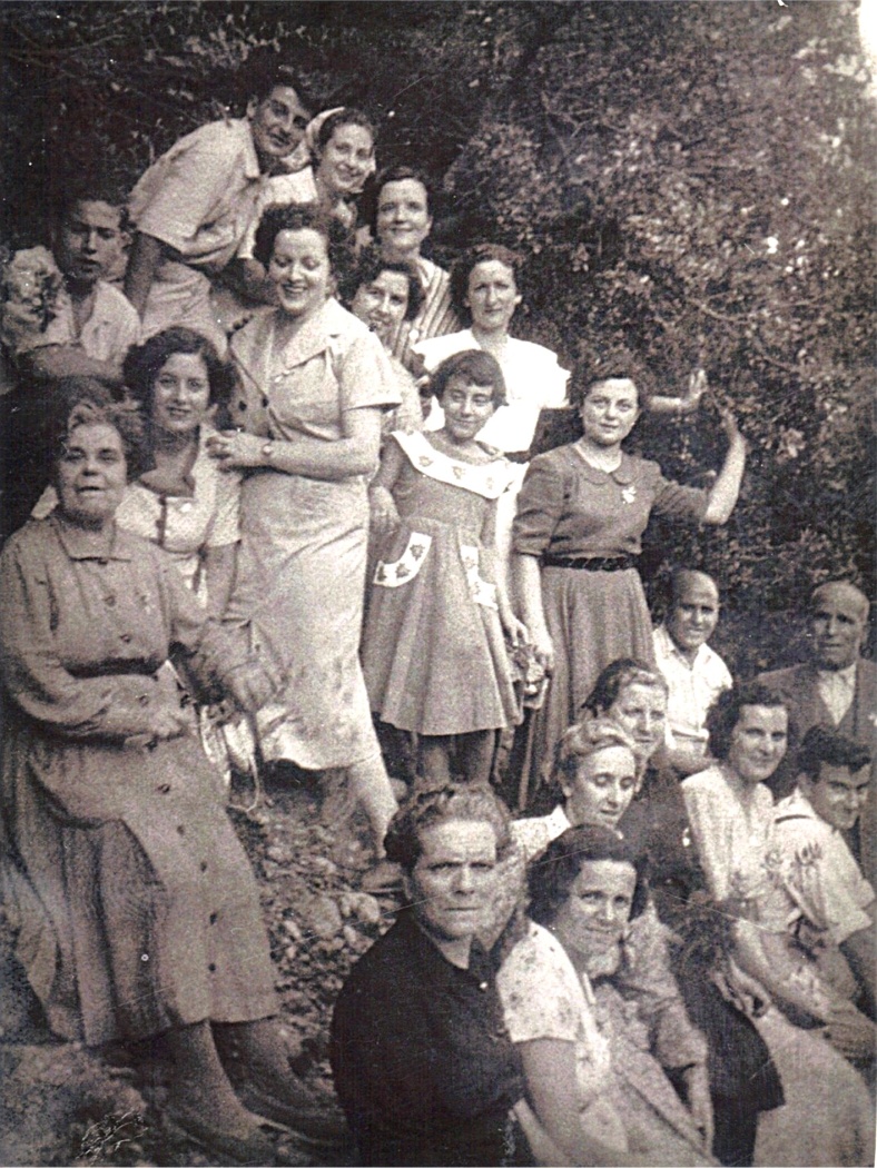 Es poden veure, al grup de darrera, per la dreta, la Ramona "Francisquet", darrera d'ella, la Manolita "Aleixet", la Maria "Marcelina" amb mocador al cap i, a l'altre costat, el Miquel, el seu germà